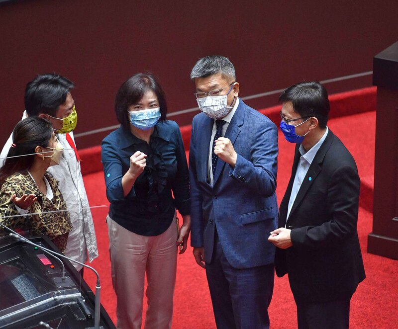 民進黨選對會24日建議徵召立法院副院長蔡其昌（右2）參選台中市長，曾表態參選的民進黨立委何欣純（右3）26日在立法院議場內，與蔡其昌一同加油打氣。  (圖：中央社)
