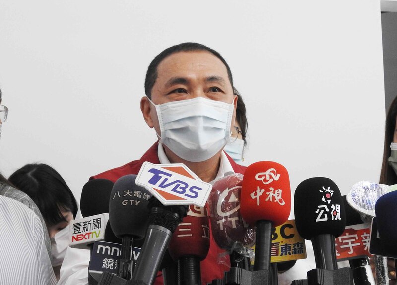 新北市長侯友宜26日下午在疫情說明記者會上表示，3月25日時新北僅有個位數本土個案，過了一個月之後，單日已經突破2千例，未來確診和居隔數量將指數型上升。 (圖：中央社)