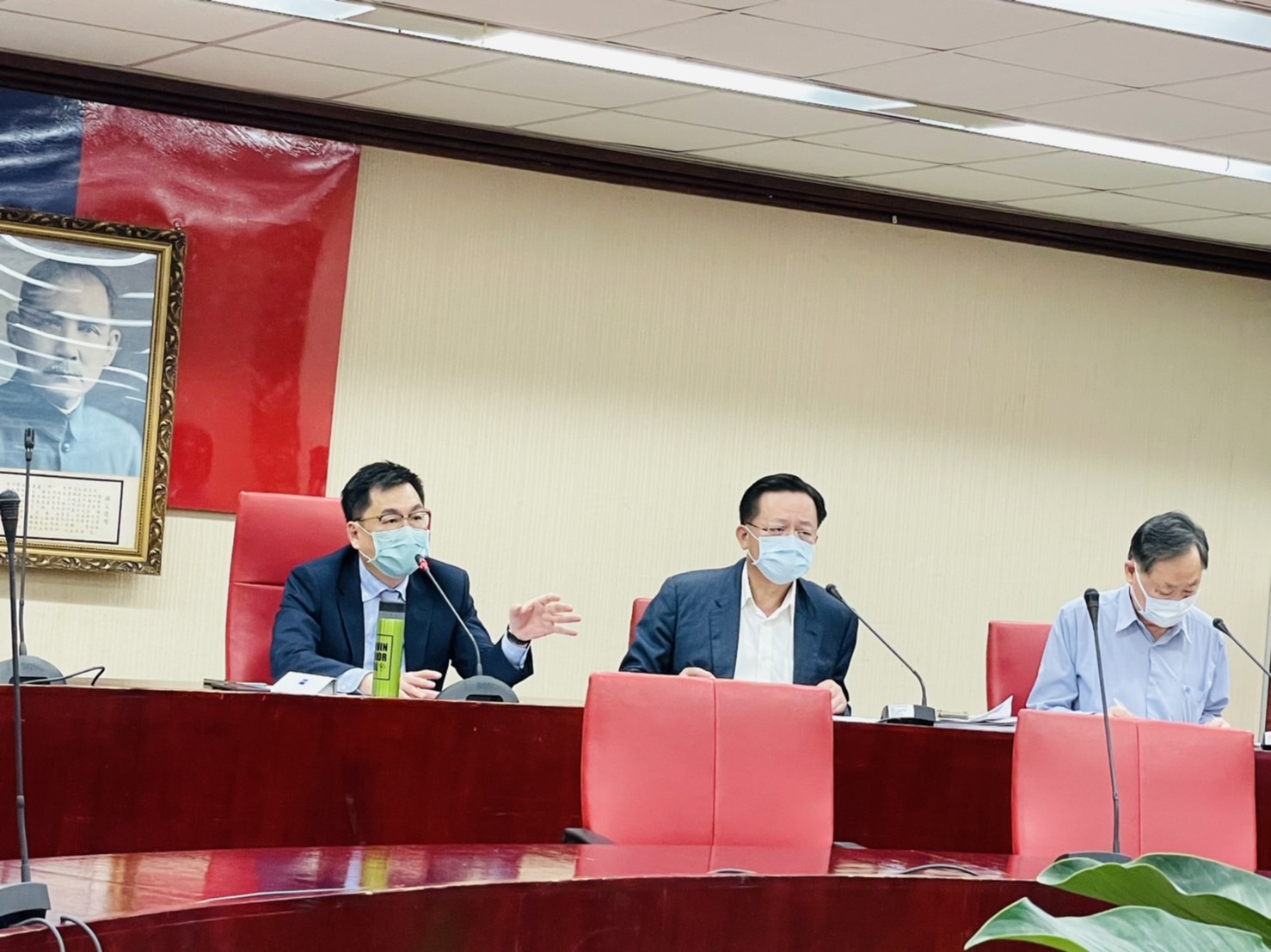 內政部次長陳宗彥(左)25日要求全國消防首長提前整備救護量能。(內政部提供)