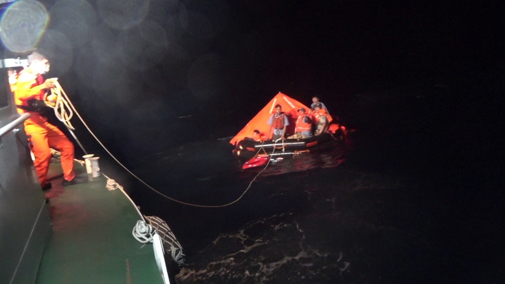 往返台東蘭嶼的大發壹號貨船遭賴比瑞亞商船撞沉，船上9船員棄船獲救。(海巡署提供)