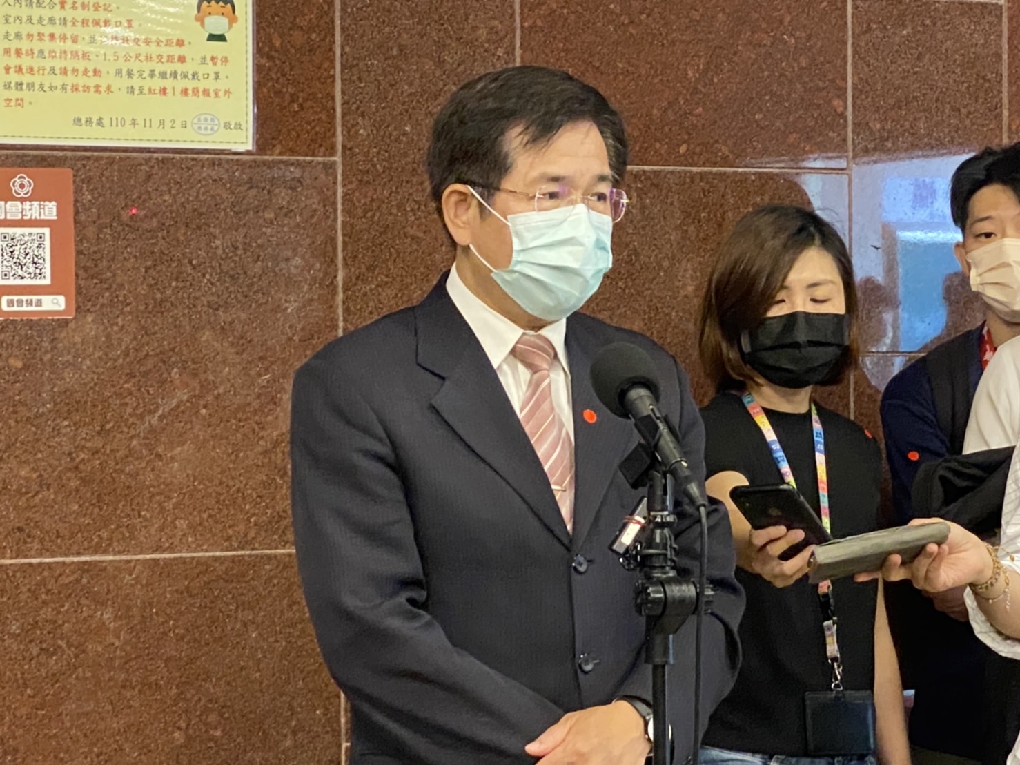 教育部長潘文忠說明統測考生接駁配套措施。(教育部提供)