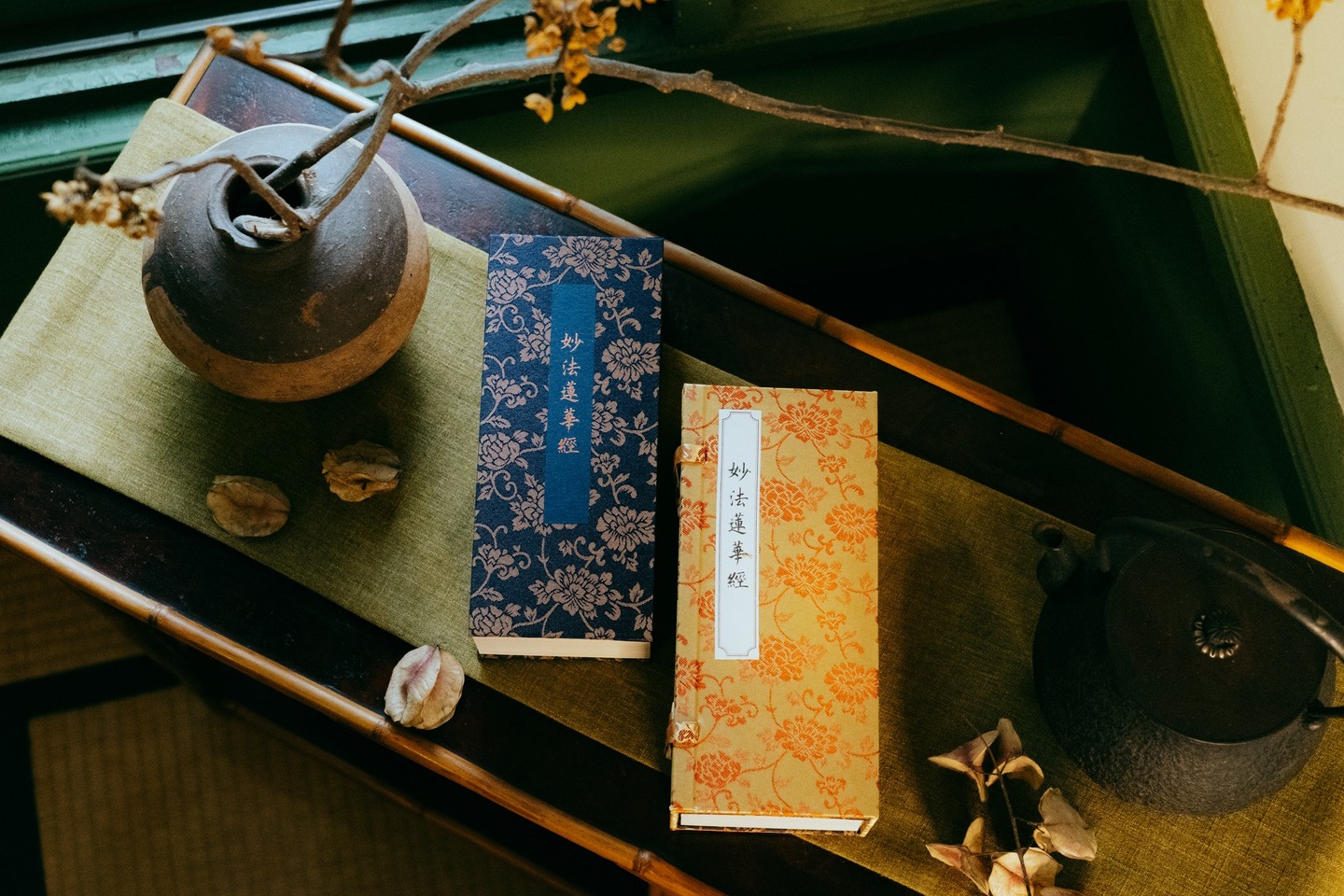 國家圖書館授權聯經《妙法蓮華經》原件，復刻千年國寶佛教經典。(聯經出版社提供)