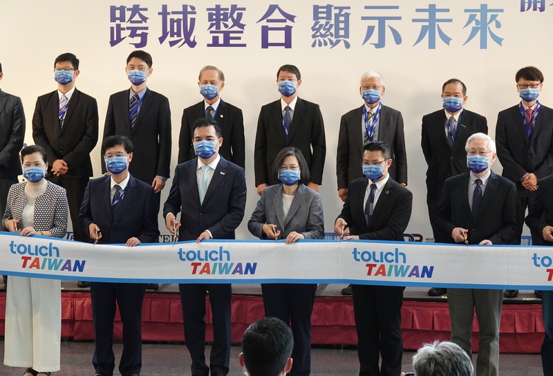 2022 Touch Taiwan系列展27日至29日在南港展覽館一館4樓盛大登場，總統蔡英文（前右3）由經濟部長王美花（前左）、科技部長吳政忠（前右）等人陪同主持開幕儀式。 (圖：中央社)