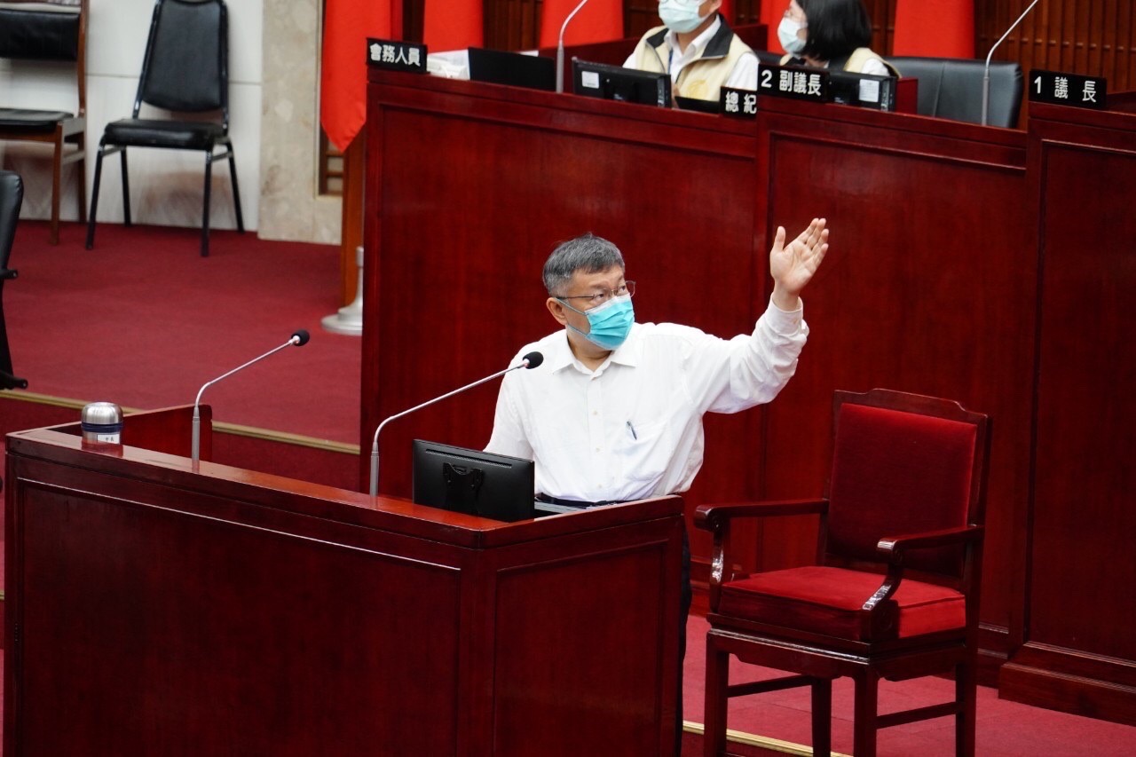 台北市長柯文哲指出，「軟性封城」和三級警戒差不多，就是餐廳停止內用、停課、鼓勵遠距上班，儘量減少群聚。(北市府提供)