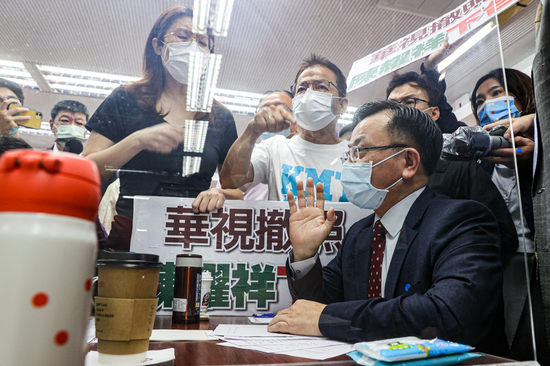 立法院交通委員會28日邀請NCC主委陳耀祥（前，坐者）進行專題報告並備質詢，國民黨立委鄭麗文（左）、賴士葆（左2）等人在會前就華視新聞出錯一事包圍杯葛陳耀祥，要求他下台負責。 (圖：中央社)