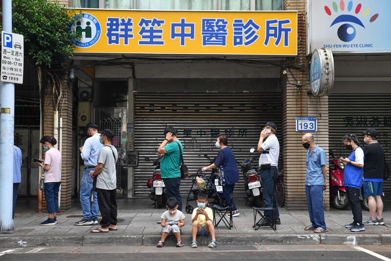 國民黨建議政府釋出快篩試劑庫存。圖為民眾排隊等候購買快篩試劑。 (圖：中央社)