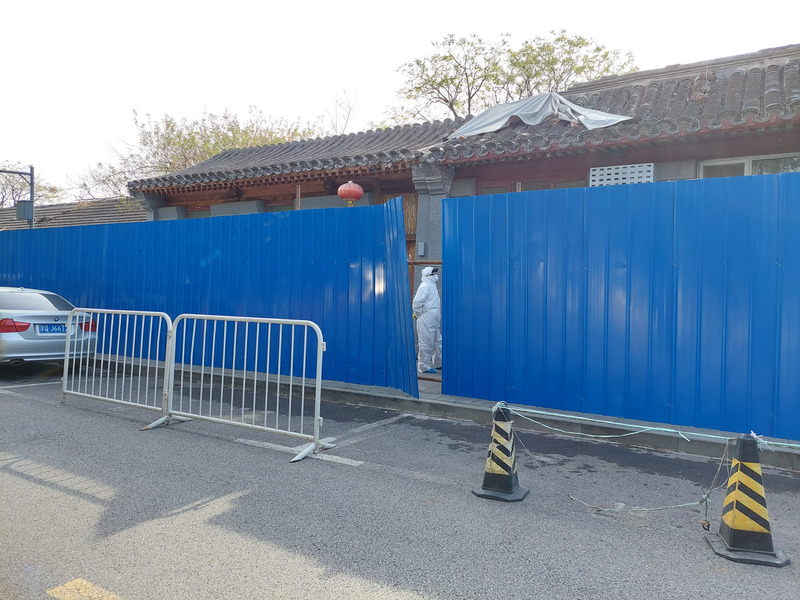 北京東城區28日凌晨出現一名確診病例，所屬街道對該病例居住的草廠橫胡同平房封控，對周邊院落採取管控措施。 (圖：中央社)