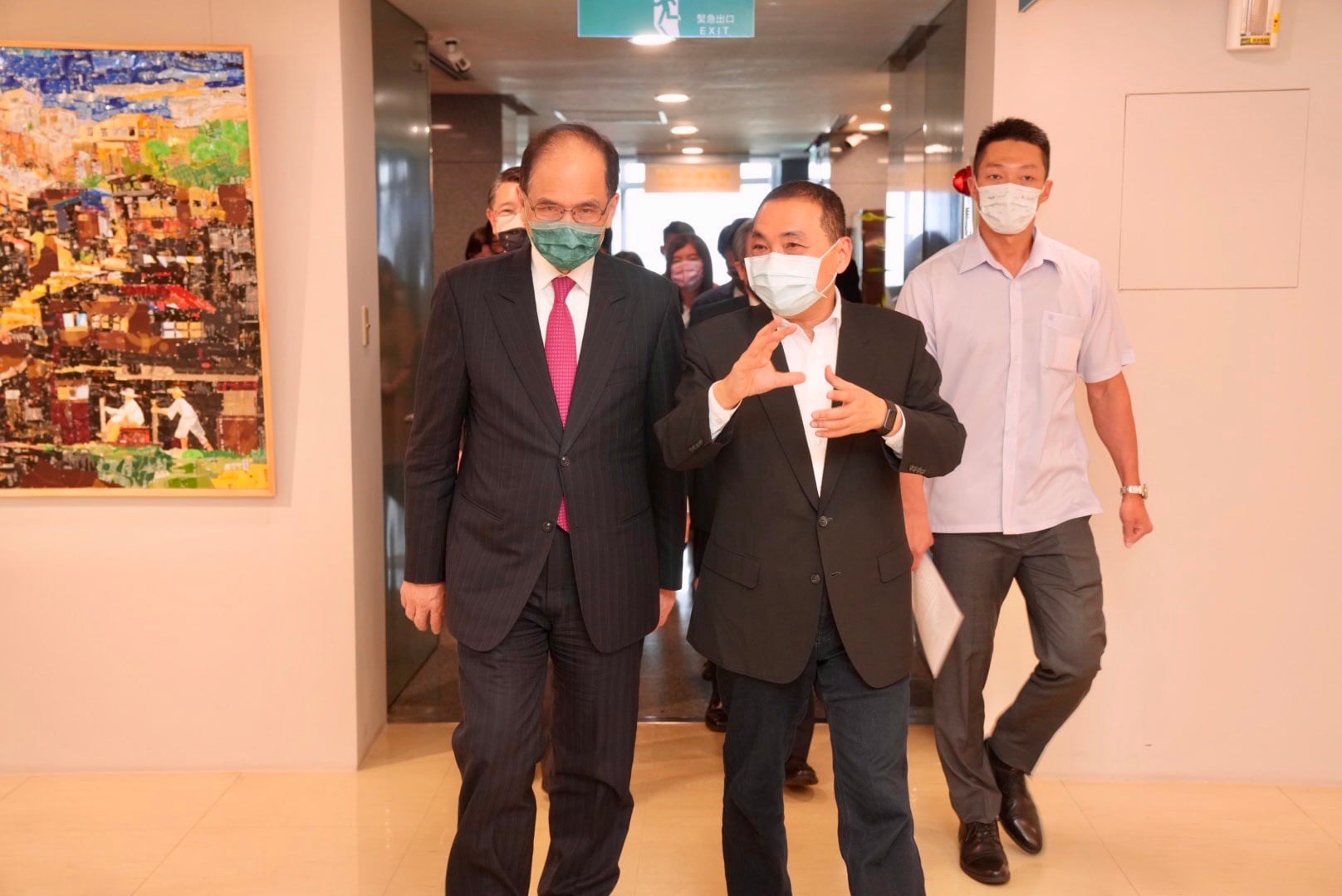 立法院長游錫堃28日針對國會遷改建選址前往拜訪新北市政府，聽取意見。新北市長侯友宜允諾，若立院遷到新北，新北樂觀其成並全力配合（圖：立法院提供）