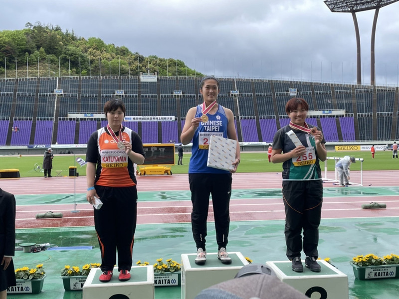 台灣女子鏈球好手余雅倩（中）29日在日本廣島織田幹雄田徑紀念賽女子鏈球，以64公尺34打破全國紀錄並摘下金牌。（中華民國田徑協會提供）