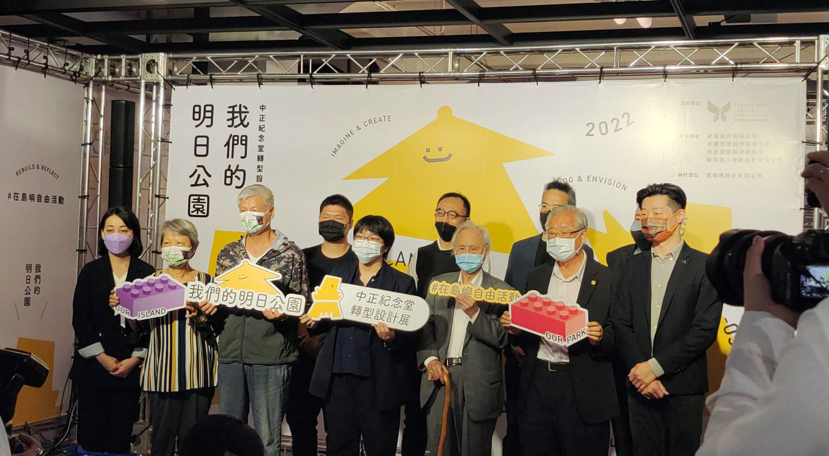 促轉會展出中正紀念堂轉型提案，代理主委葉虹靈表示，中正紀念堂轉型將移除蔣中正銅像，堂體改為「民主歷史記憶館。(王韋婷攝)」