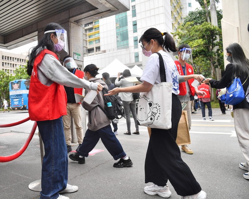 111學年度四技二專統一入學測驗30日登場，受到COVID-19疫情影響，試務單位上緊發條，加強防疫。 (圖：中央社)