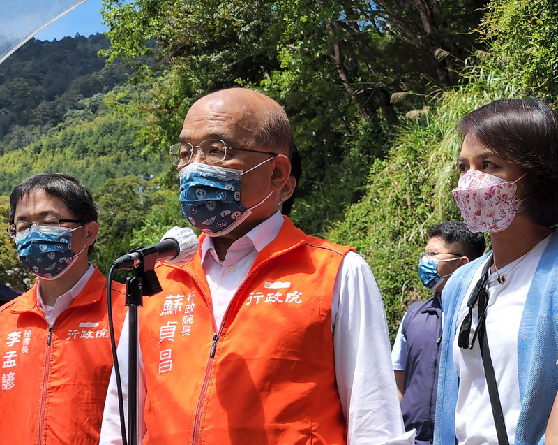 行政院長蘇貞昌（中）30日上午在高雄出席「台20線南橫公路梅山口至向陽路段有條件復通祈福典禮」受訪表示，改革台鐵是為提升安全，請員工敞開心胸向前走，恢復台鐵榮光。 (圖：中央社)