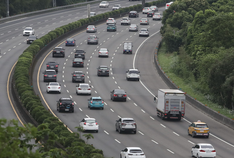 勞動節連續假期首日，國道3號南下土城至三峽路段30日下午車流大致順暢。(圖：中央社)