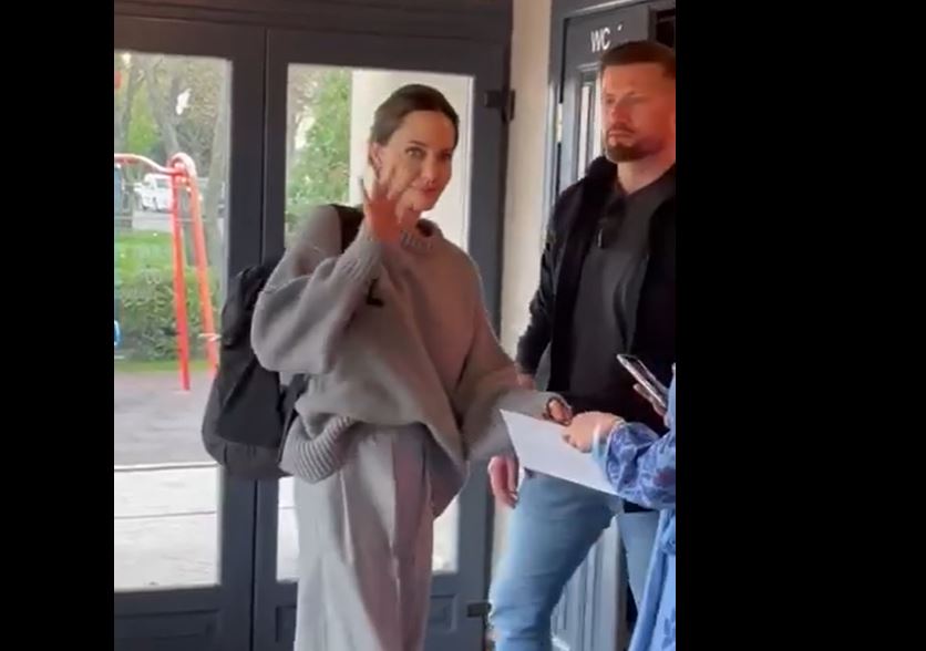 女星安潔莉娜裘莉突訪烏克蘭 會晤流離失所難民(圖取自臉書)