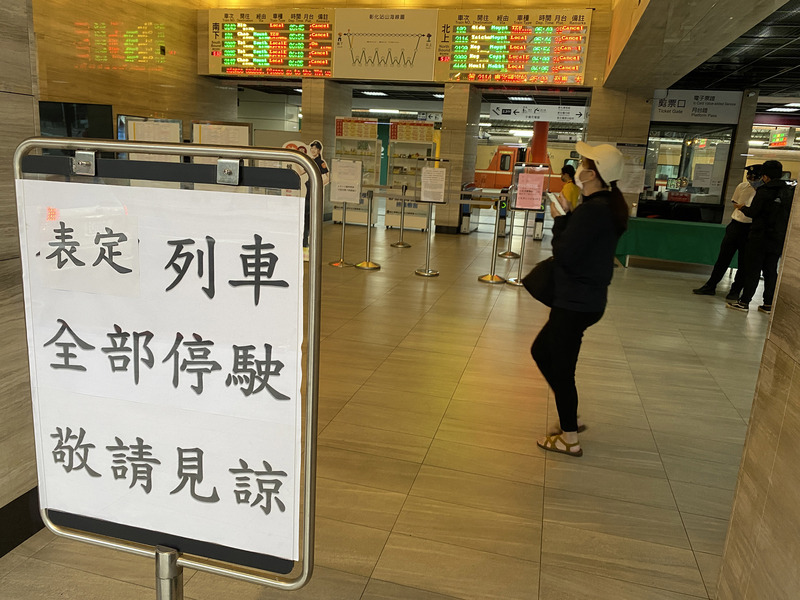 台鐵1日表定列車停駛，臨時機動開行18列次區間（快）車，首班3007車次1日清晨6時8分從彰化站出發，有旅客特地來見證歷史並體驗臨時列車。 (圖：中央社)