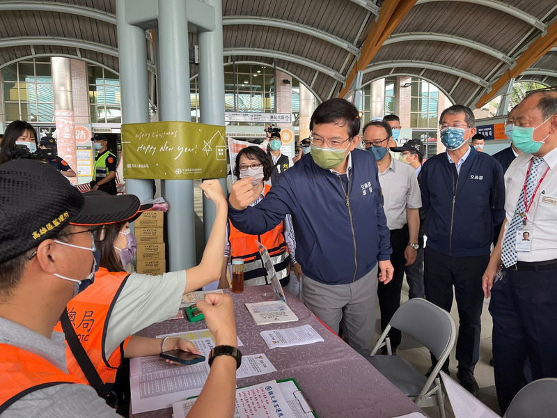 交通部長王國材(前中)1日到台東站視察相關疏運狀況。(交通部提供/圖：中央社)
