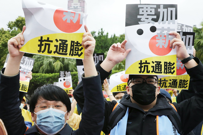 勞團1日上街表達「抗通膨、要加薪、要職安、保年金」4大訴求。(圖：中央社)