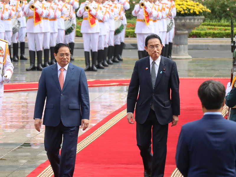 日本首相岸田文雄出訪的國家順序，顯示日本的行動與美國在印太地區戰略佈局有互相拉抬的意涵。圖為岸田文雄（右）訪問越南，越南總理范明正1日在歡迎儀式上與岸田文雄並肩而行。 (圖：中央社)