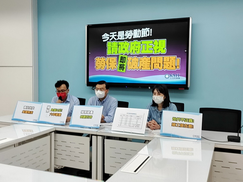 國民黨立法院黨團1日召開記者會，黨團總召曾銘宗(中)表示，勞保基金有可能在2028年破產，國民黨團提案修法，要求每年至少撥補新台幣800億元 (央廣記者王照坤 攝)