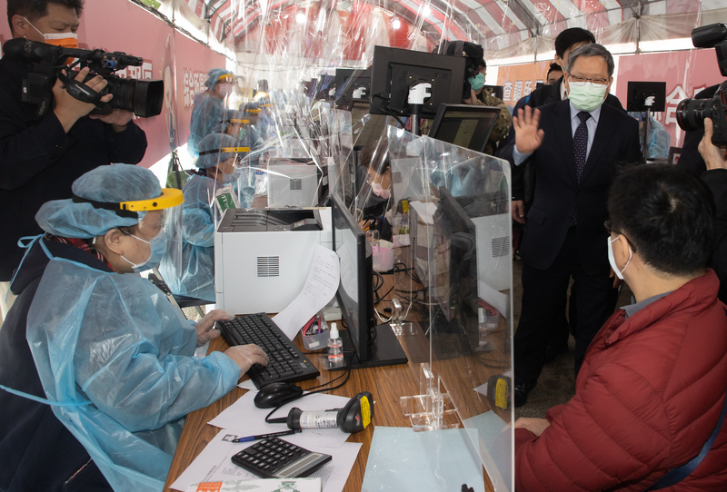 財政部長蘇建榮2日上午赴台北國稅局視察110年度綜合所得稅結算申報情形。 (圖：中央社)