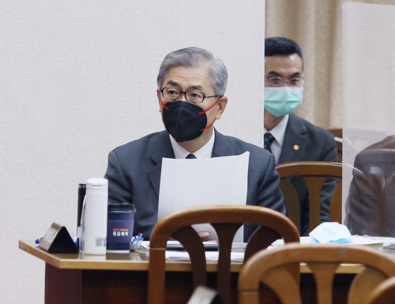 金管會主委黃天牧（前）2日赴立法院財政委員會針對「如何加強防疫保單監理以落實消費者及股東權益保障」進行專題報告並備質詢。 (圖：中央社)
