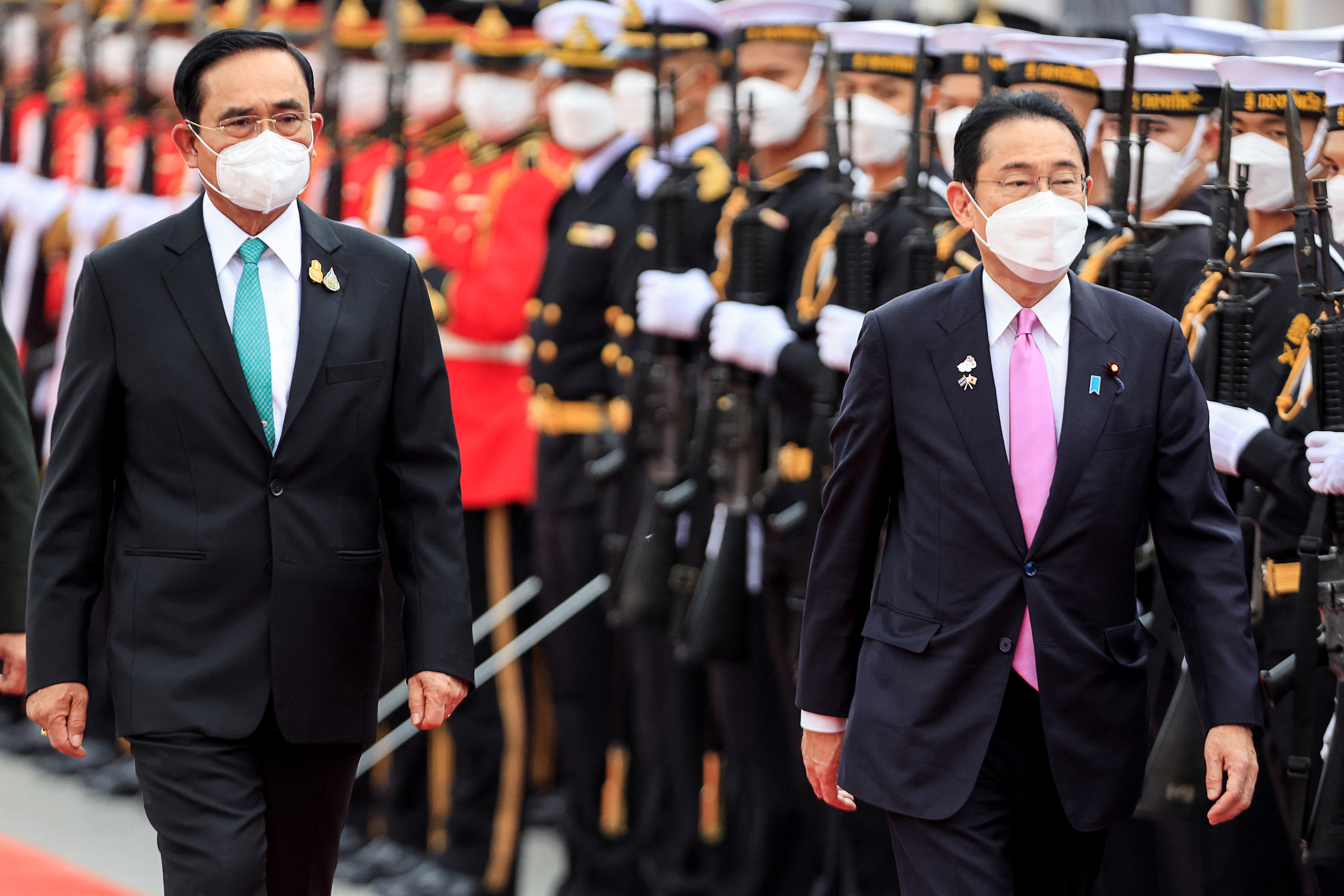 日本首相岸田文雄(圖右)會晤泰國總理帕拉育。(RT/達志影像)