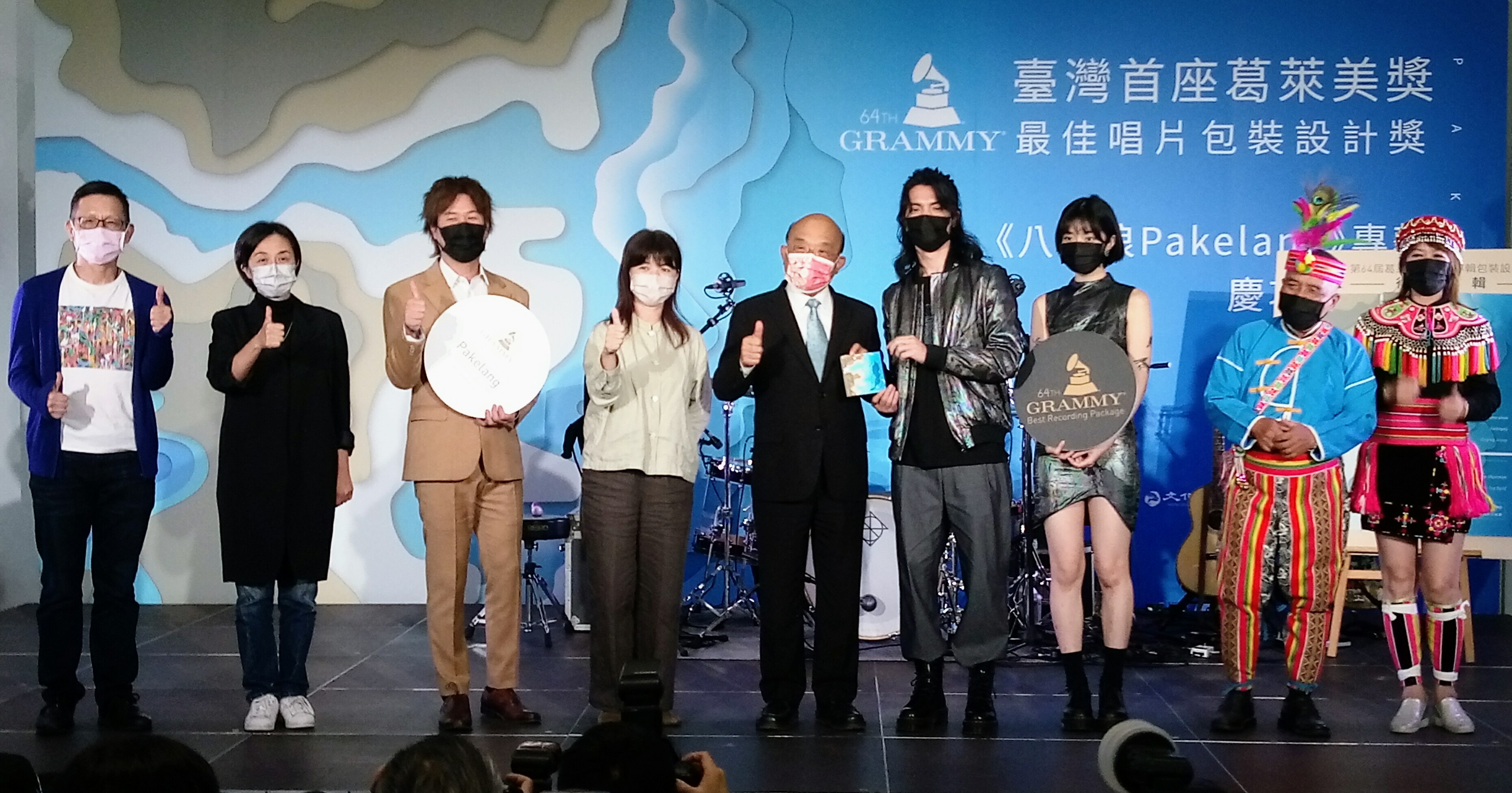 台灣設計師李政瀚(左四)、于薇(左三)為台灣拿下第一座葛萊美獎，行政院長蘇貞昌(中)前往祝賀。(陳國維 攝)