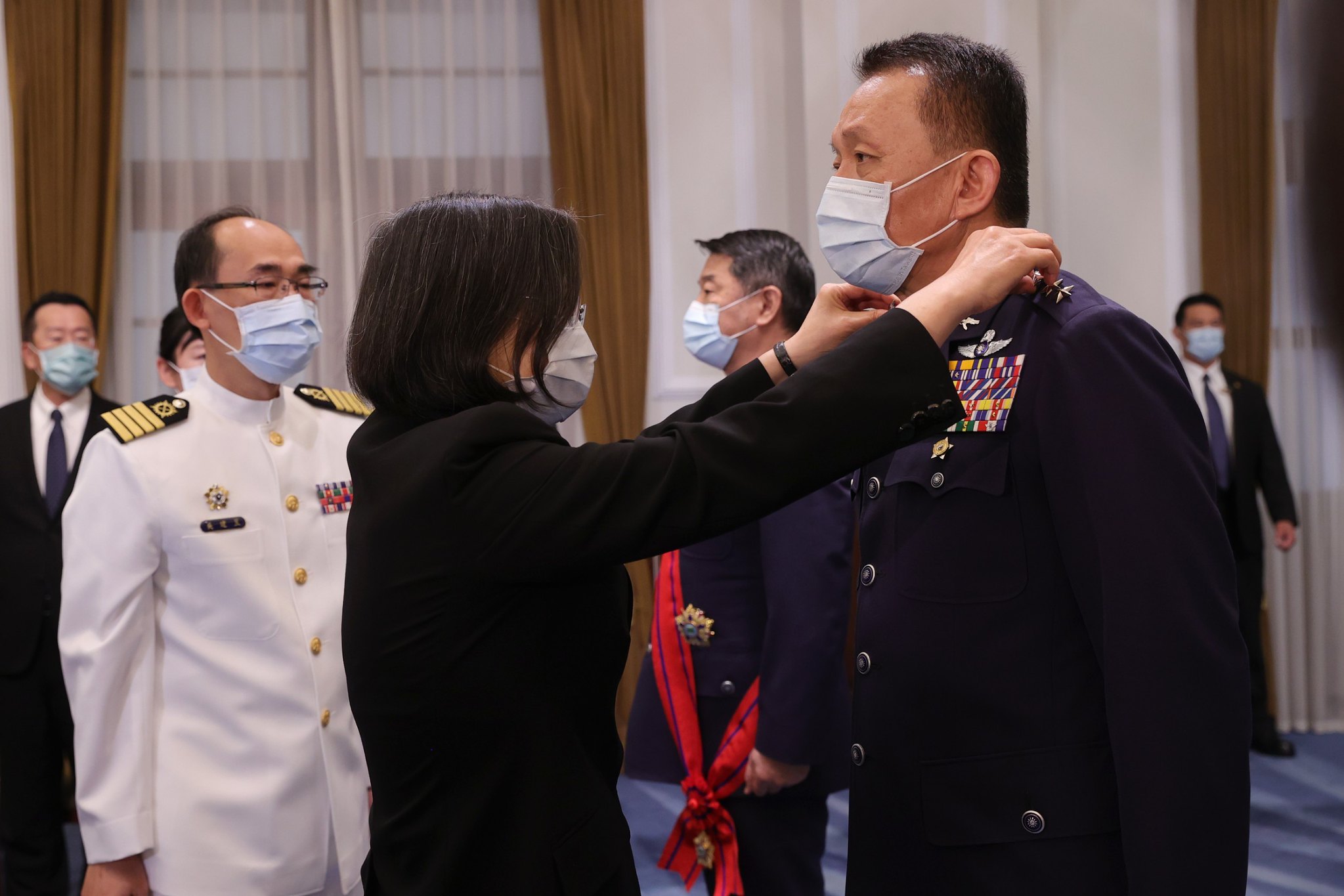 蔡英文總統3日主持「國軍重要高階幹部授勳暨晉任布達授階典禮」。(圖:總統府)