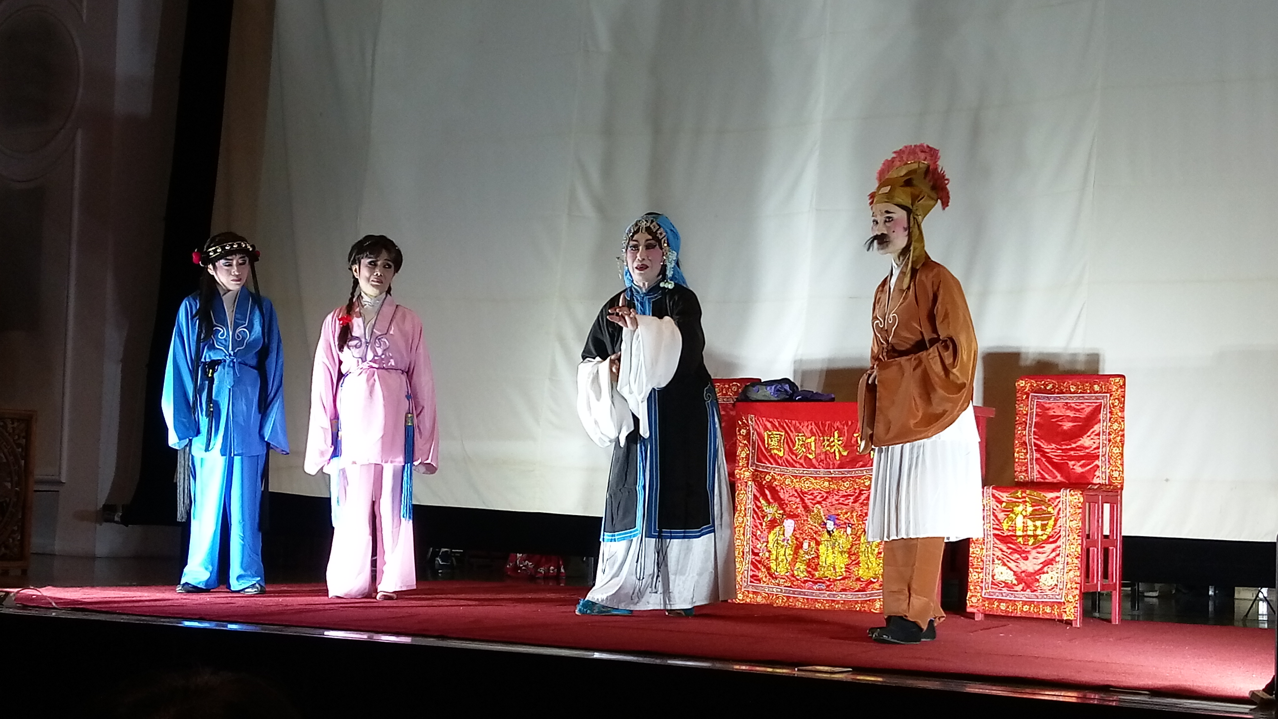 台灣師範大學學生與南管新錦珠劇團合力搬演「交加戲」。(陳國維 攝)