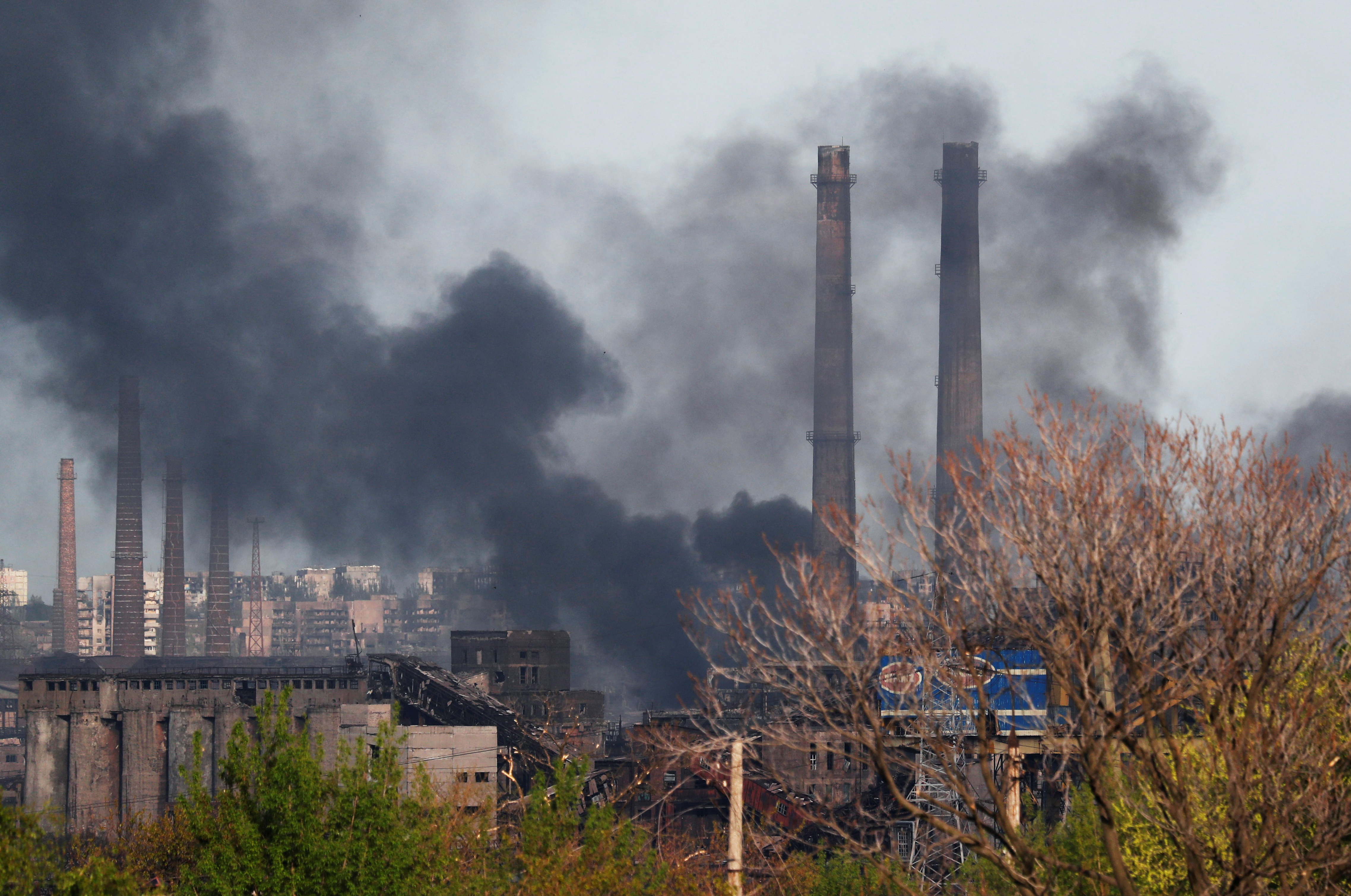 俄烏戰爭持續，圖為位於烏克蘭馬立波(Mariupol)的亞速鋼鐵廠(Azovstal)2日冒出濃濃黑煙。（路透社／達志影像）