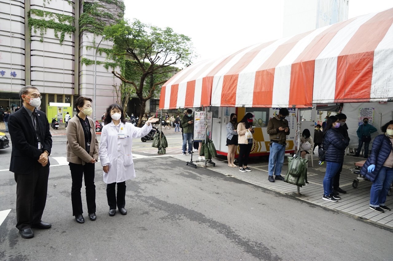 北市七大篩檢站及三總在急診室外設置急門診，協助處理快篩陽性民眾，以減輕急診的負擔。北市副市長黃珊珊(左二)3日前往聯合醫院忠孝院區視察。(北市府提供)