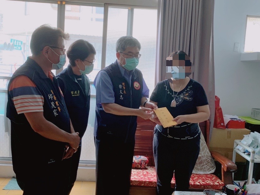 嘉邑行善團徐文志理事長(右二)發送扶助救助金予新住民金蘭(右一)。(移民署嘉義市服務站提供)