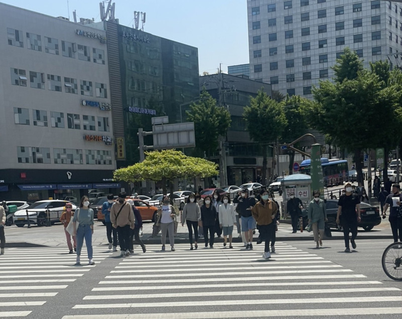 韓國將從26日起全面解除戶外戴口罩義務，圖為首爾街頭。(資料照片/中央社)