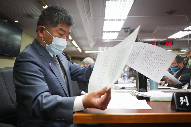 衛福部長陳時中（左）4日出席立法院衛環委員會，並接受媒體訪問。 (圖：中央社)