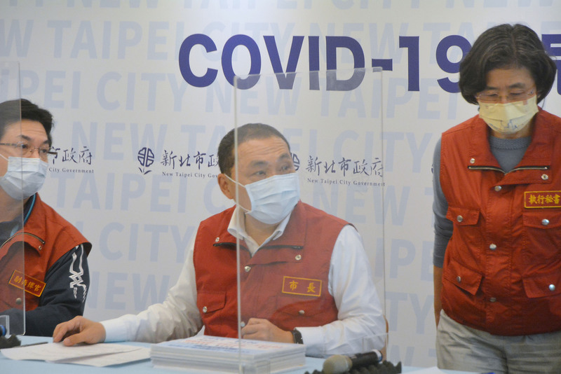 國小老師隱匿自己確診趴趴走害人染疫，新北市重罰200萬。圖為新北市市長侯友宜(中)、副市長劉和然(左)、衛生局長陳潤秋(右)。 (圖：中央社)