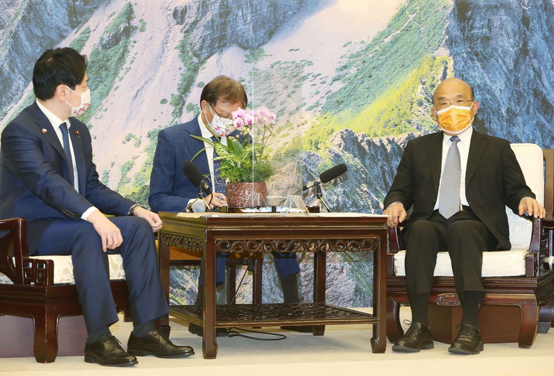 行政院長蘇貞昌（右）4日在政院接見日本自民黨青年局長小倉將信（左）所率訪團等一行。 (圖：中央社)