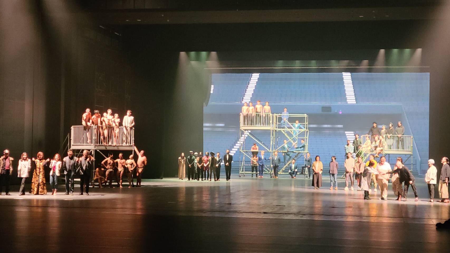 北藝中心4日開箱貫穿大劇院與藍盒子觀眾席的「超級大劇院」，邀集參與開幕演出的藝術家與團隊一起亮相。(江昭倫 攝)