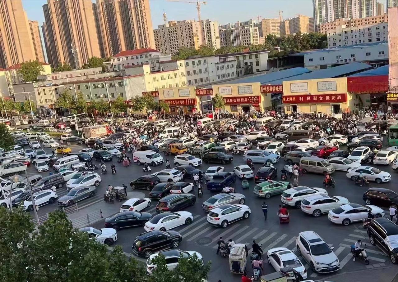 中國河南鄭州4日起封城，民眾3日湧入超市搶購物資。（微博）