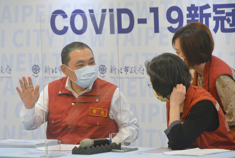 新北市長侯友宜6日表示，希望盡快再放寬快篩陽性視同確診的適用對象。 (圖：中央社)