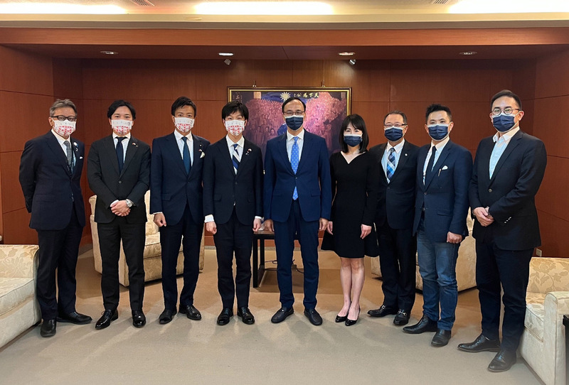 國民黨主席朱立倫(中)5日會見日本自民黨青年局訪問團。(圖：中央社)