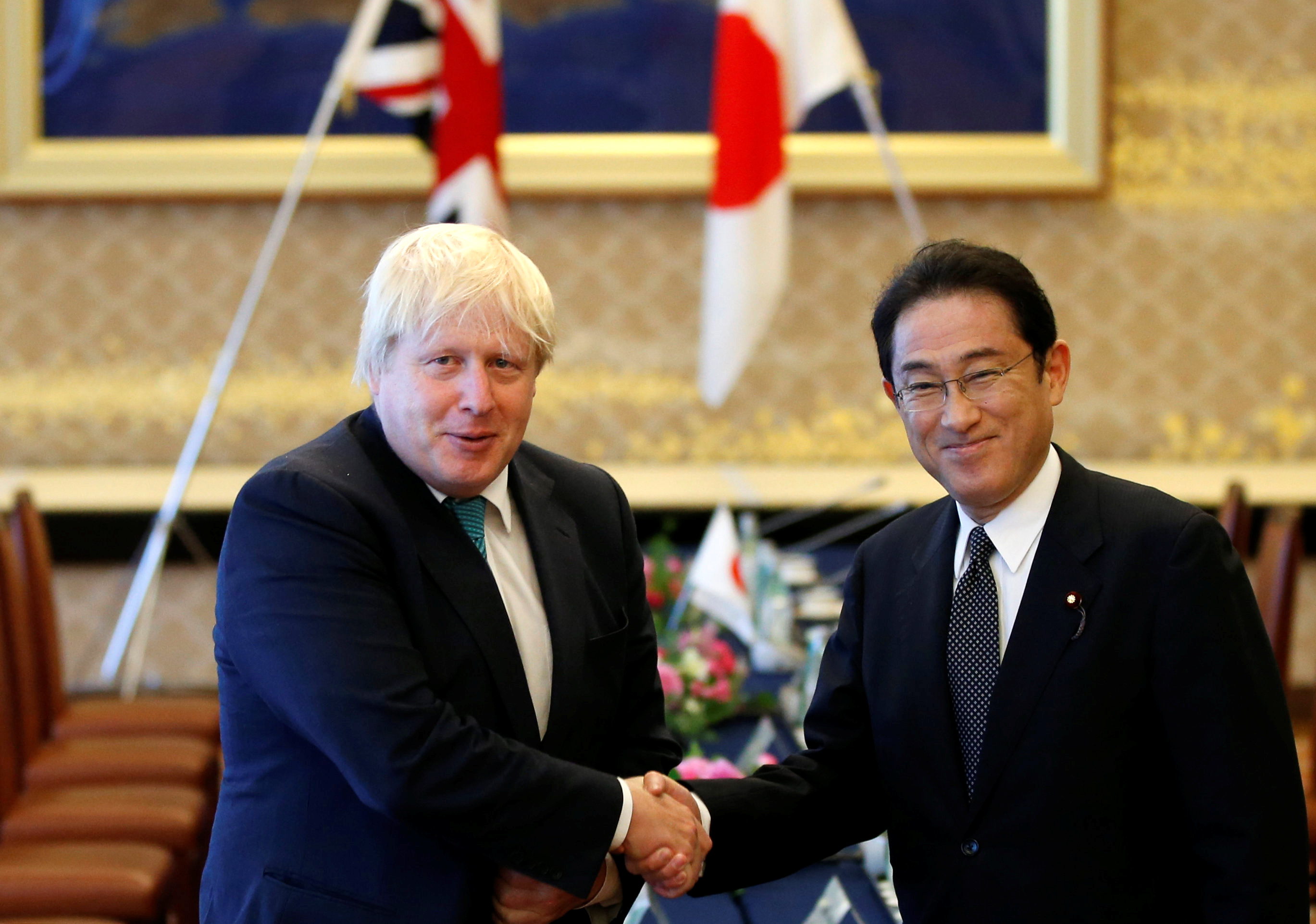 英國首相強生(Boris Johnson)5日將會晤來訪的日本首相岸田文雄。圖為兩人2017年均擔任外相時會晤情形。（達志影像／路透社資料照片）