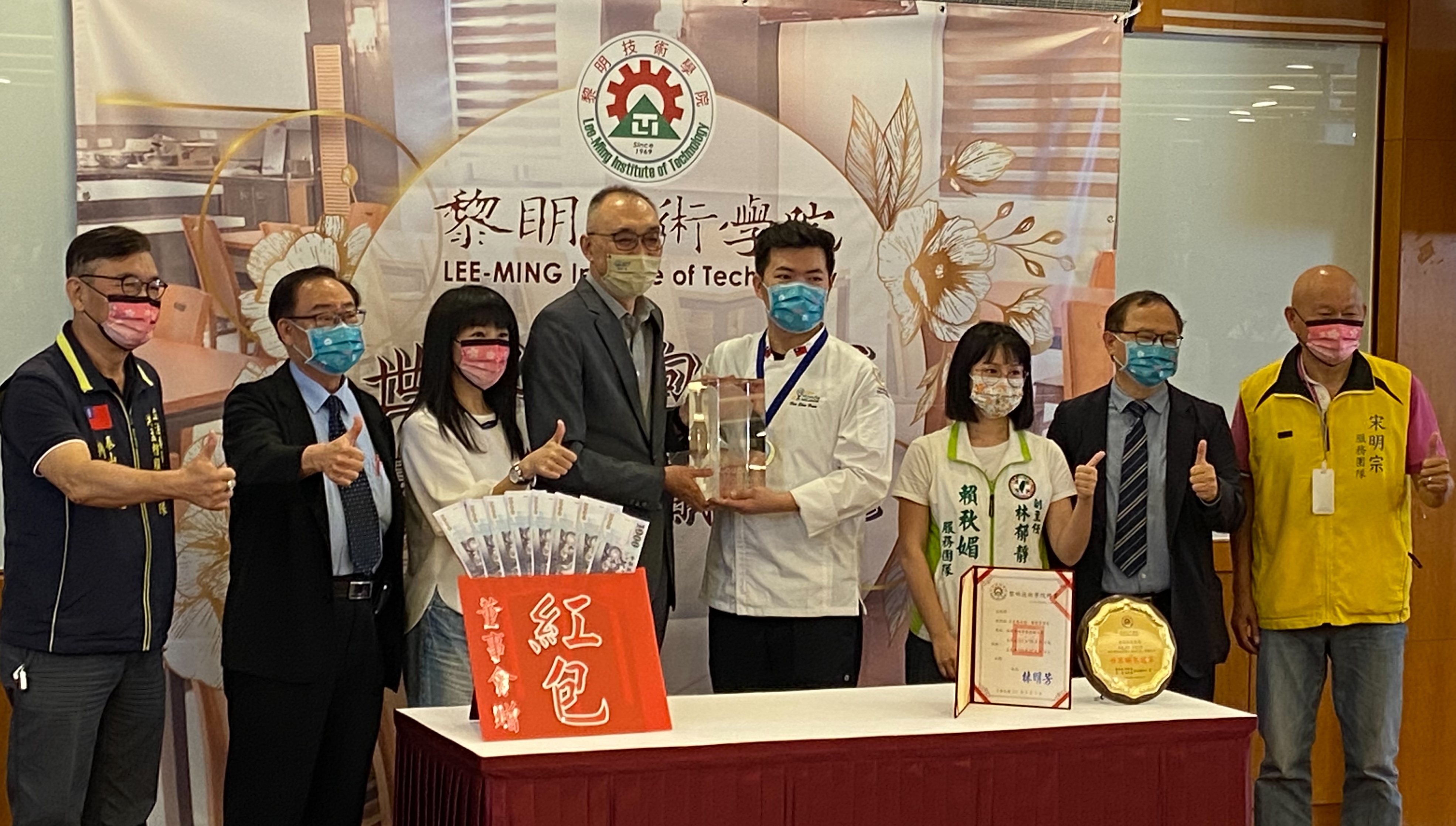 黎明技術學院為徐紹桓(右四)舉辦慶功活動。(黎明技術學院提供)