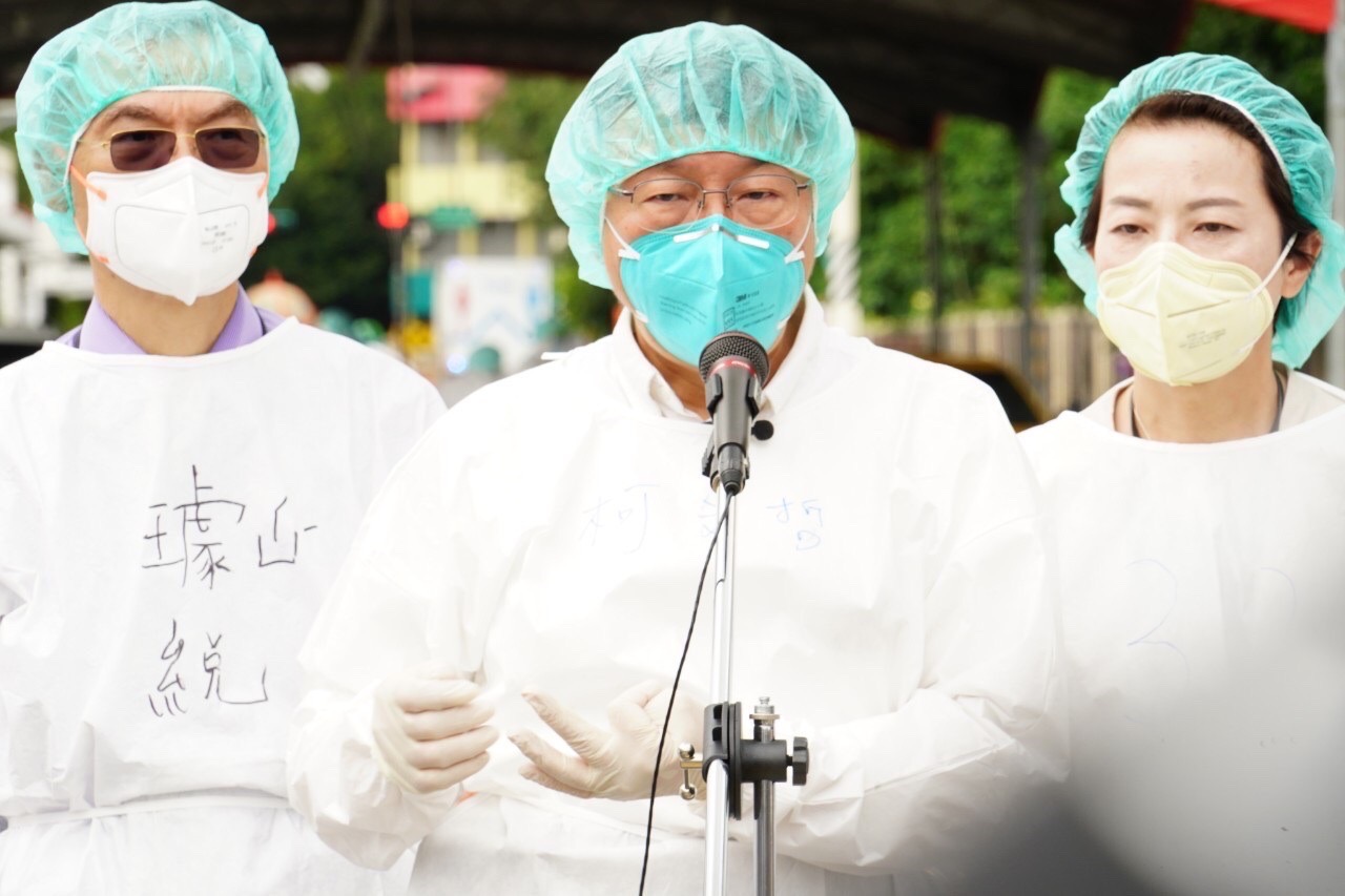 台北市長柯文哲(中)5日表示，若民眾無法買到快篩試劑情況嚴重，快篩陽性急門診將改為處理有症狀者。(北市府提供)