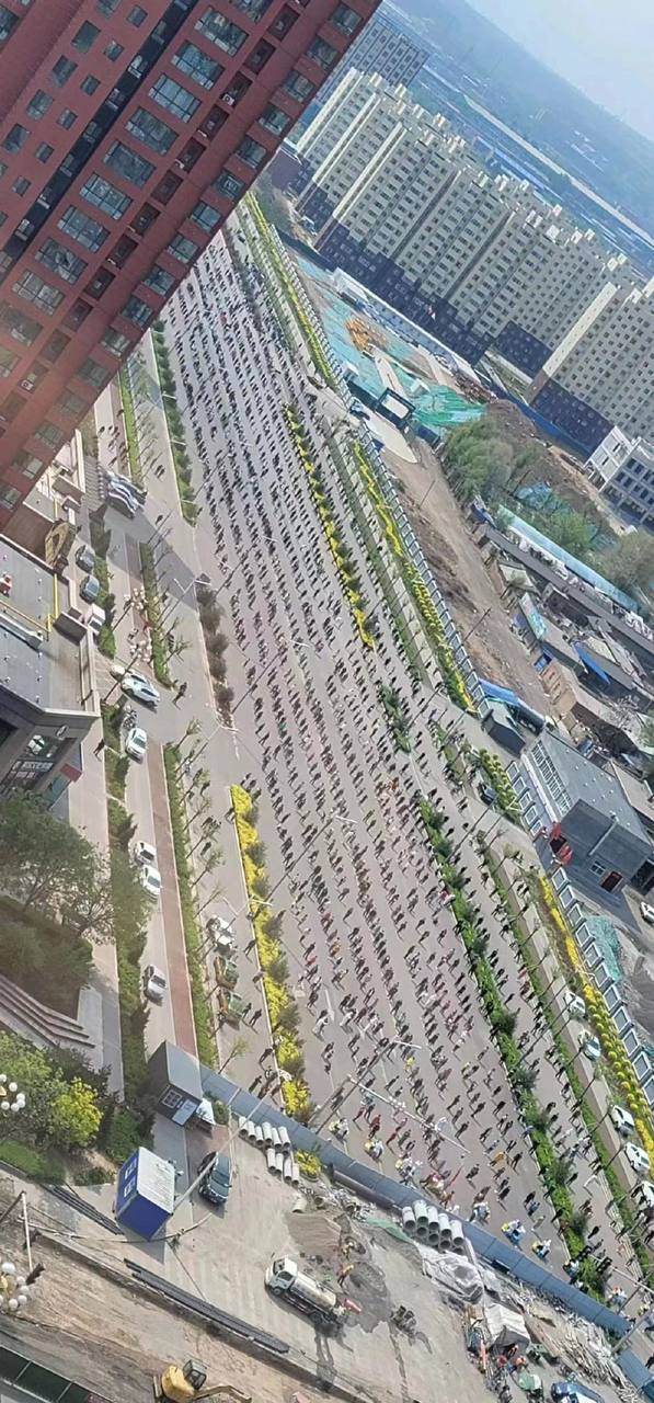 圖為大批北京市民排隊準備進行核酸檢測。(微博)