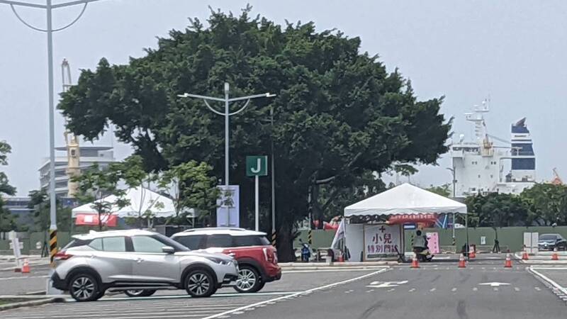 針對快篩陽性且有症狀的兒童，高雄7日起在4處社區採檢站、9家醫院開設「小兒特診」，現場進行PCR採檢，並讓兒童接受醫生診療、評估是否住院。 (圖：中央社)
