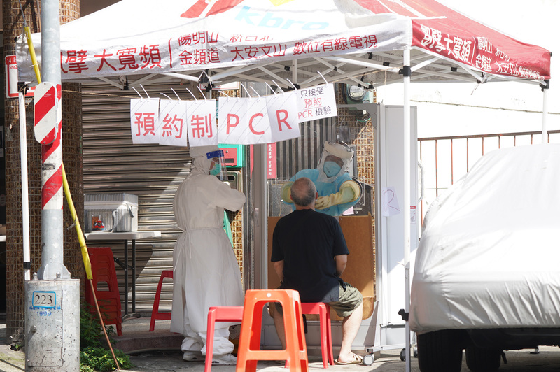 民眾黨呼籲中央檢視PCR量能。圖為台北市士林區一家診所設置的戶外篩檢區。 (圖：中央社)