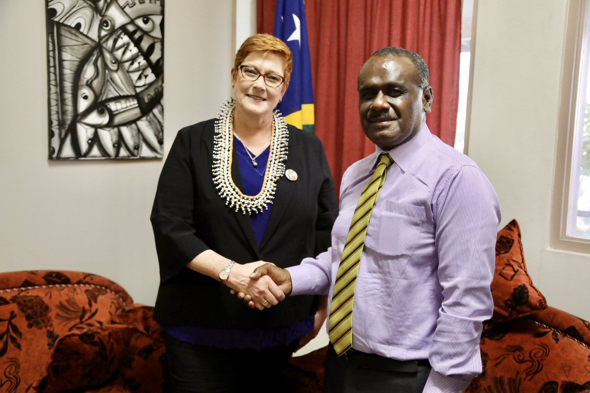 澳洲外交部長潘恩(Marise Payne)(左)與索羅門群島外長馬內列(Jeremiah Manele)(右)。圖為2019年會面畫面。（Twitter/@MarisePayne)