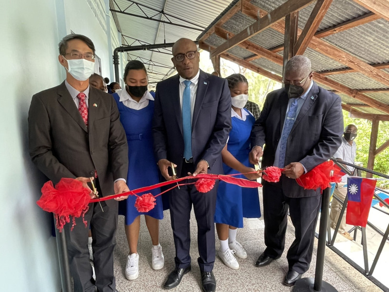 駐聖露西亞大使陳家彥（左）、露國教育部長愛德華部長（中）及露國公共工程部部長金恩（右）6日共同剪綵，啟用台灣捐助的「多媒體智慧備課教室」。（駐聖露西亞大使館提供） (圖：中央社)