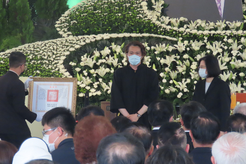 總統府國策顧問黃先柱病逝，總統蔡英文（右）8日到台南參加告別式並親頒褒揚令。 (圖：中央社)