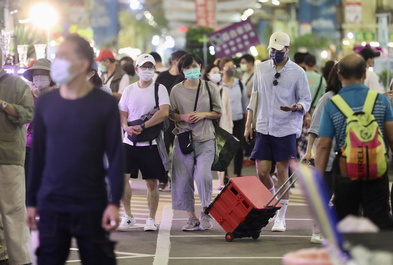 本土疫情升溫，台大感染科醫師李秉穎19日預估6月中疫情有望降溫。圖為民眾到台北建國假日花市逛街、買花。(資料照/圖：中央社)